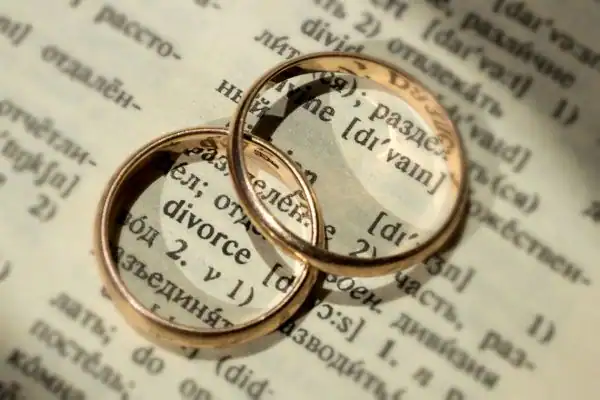 Image of rings removed before divorce mediation Cleethorpes